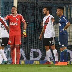 Otro show de Armani con River para seguir cerca de Argentina