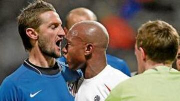 <b>PELEA. </b>Mista se encaró con Diouf cuando éste le hizo una durísima entrada a Simao. El partido fue duro, aunque la cosa no pasó a mayores.