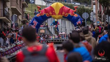 Ciclista pasando por debajo del arco de Red Bull durante el Bilbao Downhill 2019, segunda prueba del Open de España de descenso en MTB y prueba UCI C1.