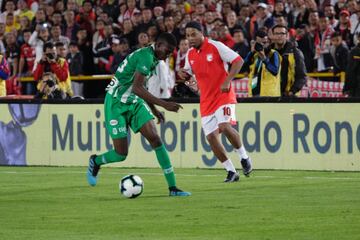 La fiesta en El Campín que disfrutó de la magia de Ronaldinho en el partido entre Santa Fe y Nacional, en el que se le rindió homenaje al brasileño que jugó con la '10' del equipo bogotano.