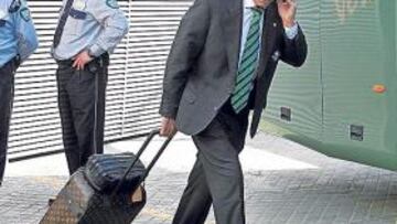 <b>LOPERA LE DESPIDE. </b>Chaparro tira de la maleta. Ya no viajará con el Betis como técnico. Cesó anoche.