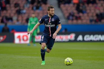 Estuvo durante una temporada en el PSG, donde su fichaje costó aproximadamente 25 millones de euros. El centrocampista Yohan Cabaye venía del Newcastle United, donde brilló las tres temporadas que estuvo en el equipo inglés. Pero en el PSG solamente estuvo una campaña y pasó completamente desapercibido.