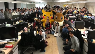 Foto grupal de Game Freak en su antigua planta principal