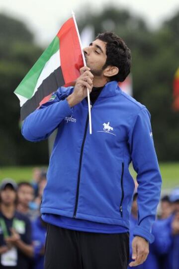 Sheikh Hamdan bin Mohd Al Maktoum besa la bandera de los Emiratos Árabes tras ganar la carrera de caballos de resistencia de 160km, FEI World Equestrian Games.