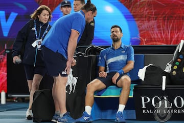 Novak Djokovic se duele en el banco de la Rod Laver.