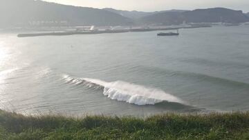 Olas rompiendo en los acantilados de la Galea (Getxo, Vizcaya).