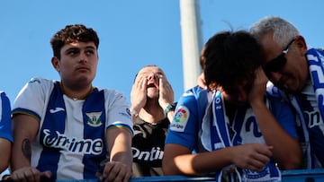 LEGAN?S (MADRID), 24/05/2025.- Varios seguidores del Legan¨¦s lamentan su descenso tras el partido de LaLiga de f¨²tbol que CD Legan¨¦s y Real Valladolid han disputado este s¨¢bado en el estadio de Butarque. EFE/Sergio P¨¦rez