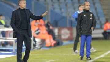 Fran Escribá dando indicaciones durante el encuentro.