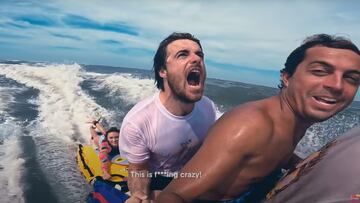 Natxo Gonzalez y Kay Lenny en El Salvador sobre un jet ski