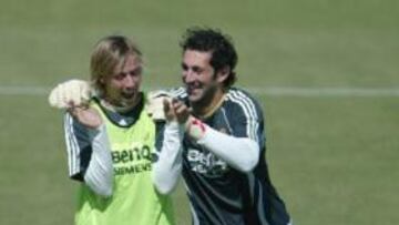 <b>BUEN AMBIENTE</B>. El buen ambiente presidió el entrenamiento del Real Madrid. En la imagen Diego López bromea con Guti.