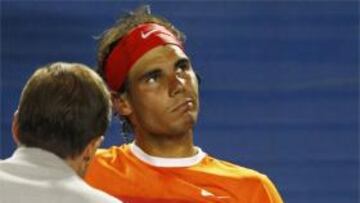 VIEJOS FANTASMAS. Nadal sufrió molestias en su rodilla derecha y decidió parar por precaución. El año pasado el balear debió parar por completo a causa de una tendinitis en ambas rodillas.
