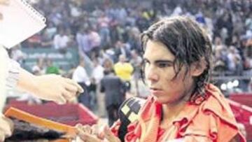 <b> Rafa NADAL</b>. Firmando autógrafos.