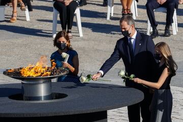 La jefa del servicio de Urgencias del Hospital Vall d'Hebron, Aroa López, el rey de España, Felipe VI y su hija Leonor, princesa de Asturias depositan rosas blancas como homenaje a las víctimas de la pandemia.