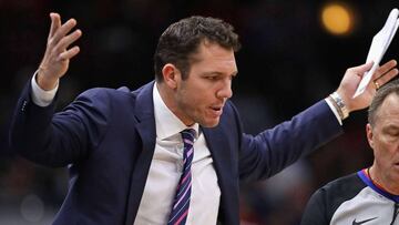 CHICAGO, IL - JANUARY 26: Head coach Luke Walton of the Los Angeles Lakers yells at referee Bill Spooner #22 during a game against the Chicago Bulls at the United Center on January 26, 2018 in Chicago, Illinois. The Lakers defeated the Bulls 108-103. NOTE TO USER: User expressly acknowledges and agrees that, by downloading and or using this photograph, User is consenting to the terms and conditions of the Getty Images License Agreement. Jonathan Daniel/Getty Images/AFP
== FOR NEWSPAPERS, INTERNET, TELCOS & TELEVISION USE ONLY ==