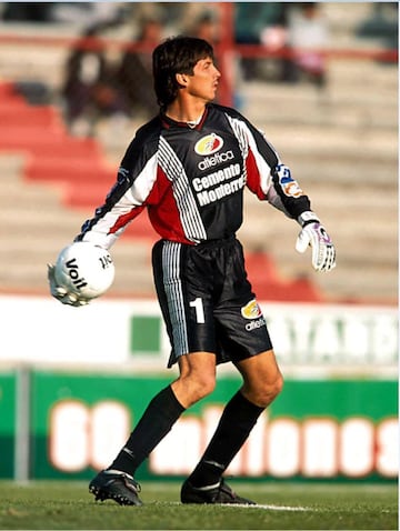 Robert Siboldi es el entrenador de Santos, pero en su juventud, fue portero de Tigres, Puebla y Atlas. De igual manera, jugó para Argentinos Juniors y Club Atlético Español.  