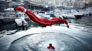 Charles Leclerc salta al mar para celebrar su victoria en Mónaco.