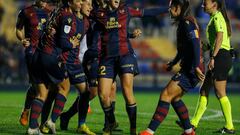 Alharilla celebra junto a sus compañeras le gol de la victoria.