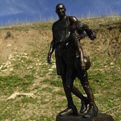 Statue of Kobe and Gianna Bryant erected at crash site