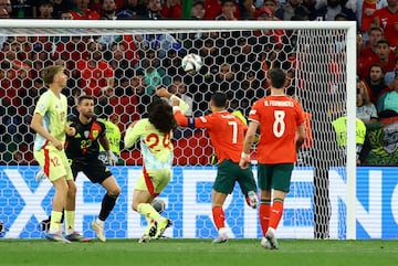 2-2. Centro de Nuno Mendes que toca Robin Le Normand, Marc Cucurella no despeja y el baln le cae a los pies de Cristiano Ronaldo para anotar el segundo gol.