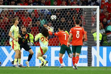 2-2. Centro de Nuno Mendes que toca Robin Le Normand, Marc Cucurella no despeja y el balón le cae a los pies de Cristiano Ronaldo para anotar el segundo gol.