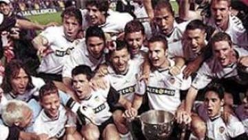 <b>DESPEDIDA A LO GRANDE</B>. El Valencia volvió a dar otra lección la noche en que Villar le entregó la Copa de la Liga, treinta y un años después.