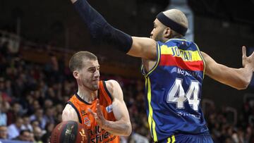 GRAF6381. Andorra la Vella, 05/04/2019.- El pivot alem&aacute;n de Valencia Basket, Tibor Pleiss (i), con el bal&oacute;n ante la defensa del jugador estadounidense de MoraBanc Andorra, Jerome Jordan, durante el partido correspondiente a la vig&eacute;simo sexta jornada de la Liga Endesa que han disputado en el Poliesportiu d&#039;Andorra. EFE / Fernando Galindo.