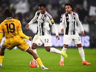 TURIN, ITALY - DECEMBER 2: Matteo Palma of Udinese Calcio battles for the ball with Juan Cabal of Juventus FC during the Coppa Italia match between Juventus FC and Udinese Calcio at Allianz Stadium on December 2, 2025 in Turin, Italy. (Photo by Alberto Gandolfo/BSR Agency/Getty Images)