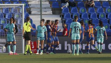 Las jugadoras del Barcelona celebran el 3-0 de Marta Torrejón.
 