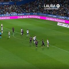 Es el especialista en faltas de Segunda y vaya sí lo es: obra de arte en La Romareda