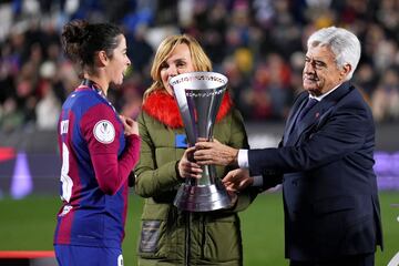 Marta Torrejón, capitana del conjunto azulgrana, recibe de manos de Pilar Alegría,  ministra de Educación, Formación Profesional y Deportes y portavoz del Gobierno y Pedro Rocha, presidente de la RFEF, el trofeo de la Supercopa de España.