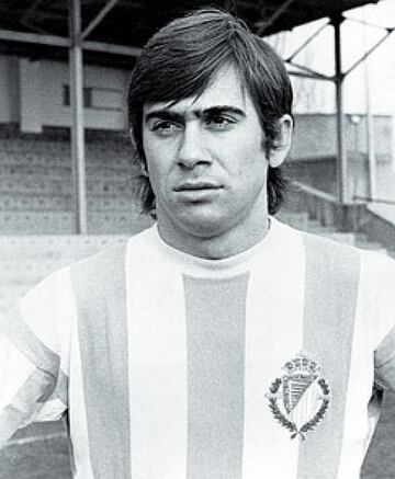 Jugó en el Valladolid desde los 18 años hasta que en 1974 fichó por el Real Betis. 