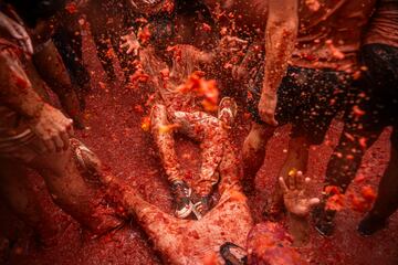 Varias personas durante la Tomatina de Bu?ol.