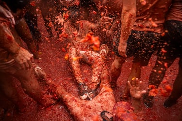 Varias personas durante la Tomatina de Buñol.
