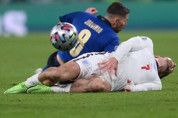 Jack Grealish tras una entrada de Jorginho.