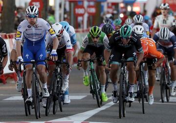 Bennet ganó al esprint en Aguilar de Campoo, pero los jueces le descalificaron en favor de Ackermann tras cargar dos veces contra Liepens en plena volata.