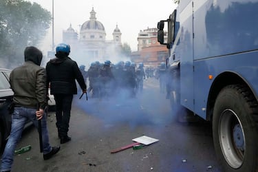 El Derbi della Capitale vuelve a generar violencia en los alrededores del Olímpico. La policía dispersó con gases lacrimógenos y cañones de agua a los ultras de Lazio y Roma en la zona de Ponte Milvio.