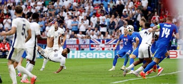 En el minuto 94, el futbolista del Real Madrid se saca un chilena de la manga para empatar el encuentro en la última jugada para forzar la prórroga y evitar un nuevo desastre en octavos de final  para Inglaterra.