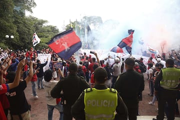 Hinchas del DIM se reunieron a las afueras de las oficinas del club para protestar ante la dirigencia