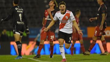 ROSARIO, ARGENTINA - SEPTEMBER 15: Juli&aacute;n &Aacute;lvarez of River Plate celebrates after scoring the second goal of his team during a match between Newell&#039;s Old Boys and River Plate as part of Torneo Liga Profesional 2021 at Marcelo Bielsa Sta