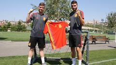 Sergio G&oacute;mez y Abel Ruiz, que regresan hoy, posaron ayer para AS en Erev&aacute;n antes del entrenamiento de La Rojita.