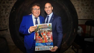El presidente de la RFEF Luis Rubiales (d) y el presidente de la Federación de fútbol de Baleares, Miquel Bestard (i), hoy en Palma durante la celebración de la Gran Gala del Fútbol Balear 2018.