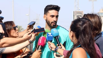 Juande atiende a los medios tras el primer entrenamiento de pretemporada.