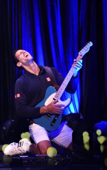 Djokovic tocó la guitarra en el ANZ Jam Slam junto al holograma del famoso músico neozelandés, Keith Urban.