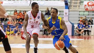 GRAF8092. MURCIA, 16/10/2018.- El base estadounidense del equipo letón de baloncesto Ventspils, Aaron Johnson (d), intenta entrar en la zona ante la presión del base holandés de UCAM Murcia Charlon Kloof (i), hoy durante el partido de la segunda jornada de la Liga de Campeones de Baloncesto, disputado en el Palacio de los Deportes de Murcia. EFE/Marcial Guillén
