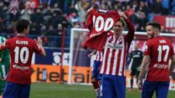 Fernando Torres con la camiseta de su gol 100.