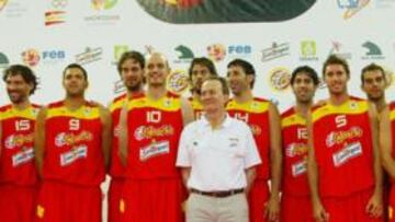 <b>OLÍMPICOS. </b>La Selección de baloncesto, con Aíto García Reneses al frente, posó para los medios de comunicación en Madrid antes de iniciar su concentración en San Fernando.