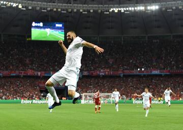 Benzema makes it 1-0 after a great mistake from Karius.