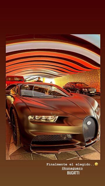 Agüero probando un Bugatti.