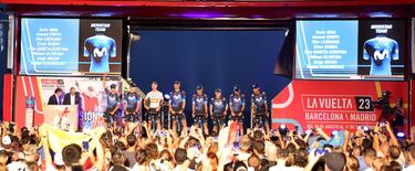 Los aficionados realizan fotos con sus móviles mientras el conjunto del Movistar posa en el escenario.