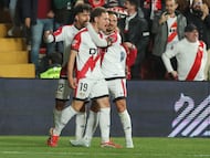 MADRID, 04/03/2026.- El delantero del Rayo Vallecano Jorge de Frutos (c) celebra tras anotar el primer gol del equipo durante el partido de la jornada 23 de LaLiga EA Sports entre el Rayo Vallecano y el Real Oviedo, este miércoles en el estadio de Vallecas. EFE/ Kiko Huesca